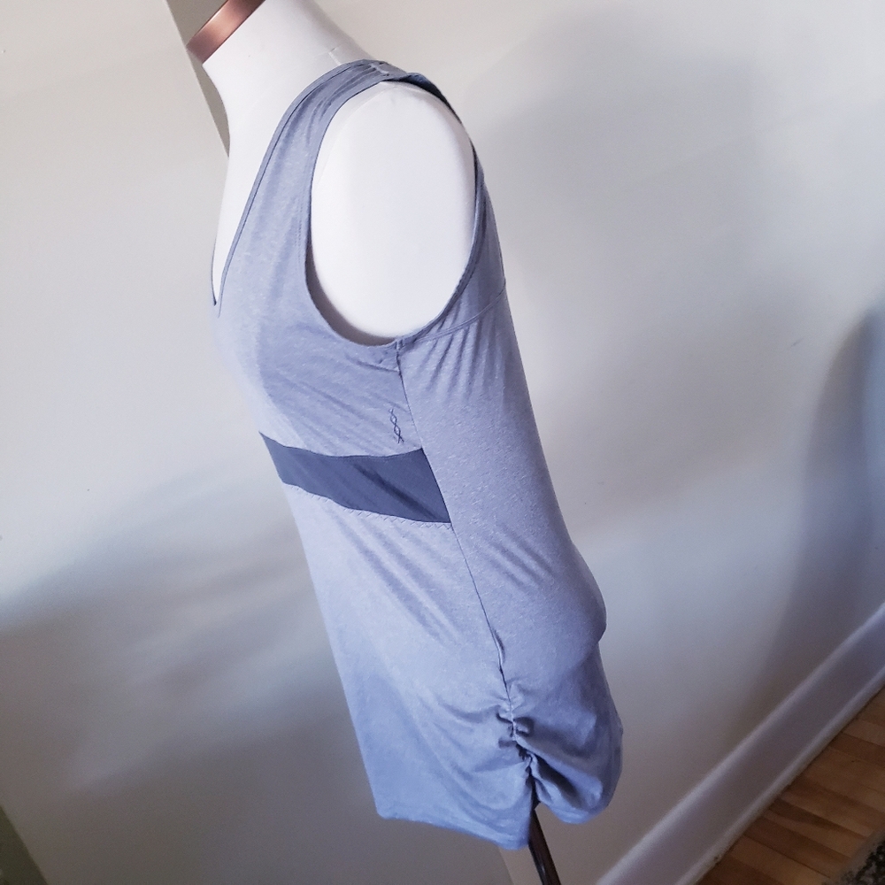 ROOTS Hip Length V Neck /Key Hole Open Back Athletic Tank - L - Picture 11 of 12